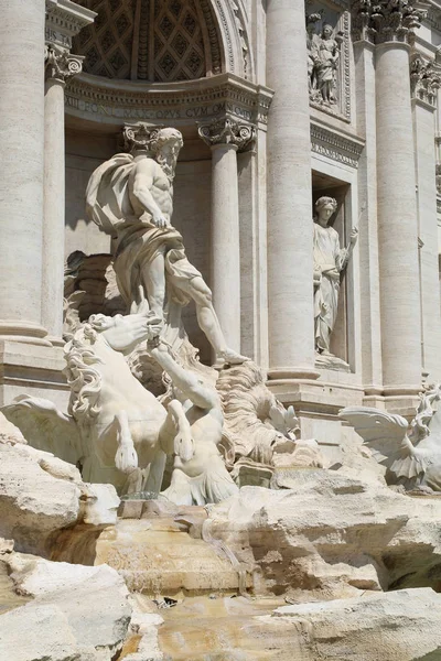 Roma, İtalya - 18 Nisan 2019: Ünlü Trevi Çeşmesi (Fontana di Trevi) ve Piazza Trevi, Roma civarındaki insanlar. Dahili 1762, Nicola Salvi tarafından tasarlanan.