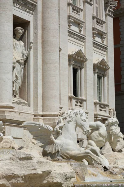 Roma, İtalya - 18 Nisan 2019: Ünlü Trevi Çeşmesi (Fontana di Trevi) ve Piazza Trevi, Roma civarındaki insanlar. Dahili 1762, Nicola Salvi tarafından tasarlanan.