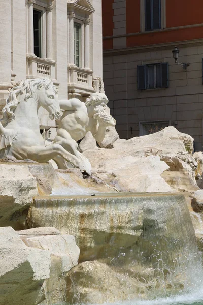Roma, İtalya - 18 Nisan 2019: Ünlü Trevi Çeşmesi (Fontana di Trevi) ve Piazza Trevi, Roma civarındaki insanlar. Dahili 1762, Nicola Salvi tarafından tasarlanan.