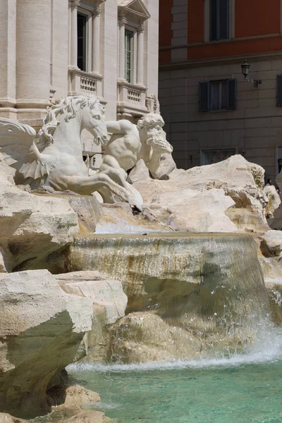 Roma, İtalya - 18 Nisan 2019: Ünlü Trevi Çeşmesi (Fontana di Trevi) ve Piazza Trevi, Roma civarındaki insanlar. Dahili 1762, Nicola Salvi tarafından tasarlanan.
