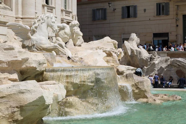 Roma, İtalya - 18 Nisan 2019: Ünlü Trevi Çeşmesi (Fontana di Trevi) ve Piazza Trevi, Roma civarındaki insanlar. Dahili 1762, Nicola Salvi tarafından tasarlanan.