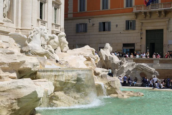 Roma, İtalya - 18 Nisan 2019: Ünlü Trevi Çeşmesi (Fontana di Trevi) ve Piazza Trevi, Roma civarındaki insanlar. Dahili 1762, Nicola Salvi tarafından tasarlanan.
