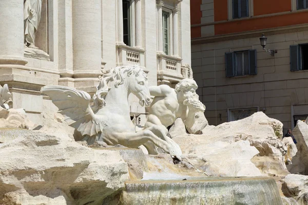 Roma, İtalya - 18 Nisan 2019: Ünlü Trevi Çeşmesi (Fontana di Trevi) ve Piazza Trevi, Roma civarındaki insanlar. Dahili 1762, Nicola Salvi tarafından tasarlanan.
