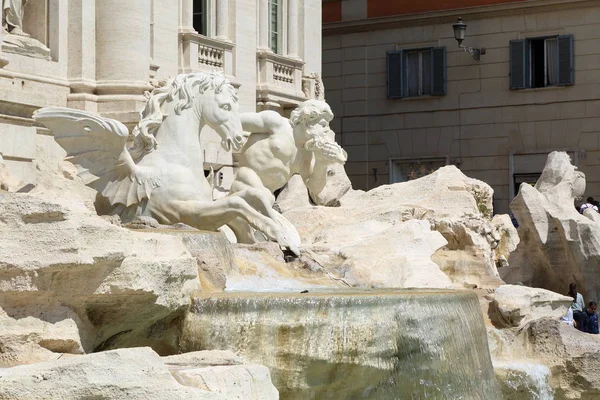 Roma, İtalya - 18 Nisan 2019: Ünlü Trevi Çeşmesi (Fontana di Trevi) ve Piazza Trevi, Roma civarındaki insanlar. Dahili 1762, Nicola Salvi tarafından tasarlanan.