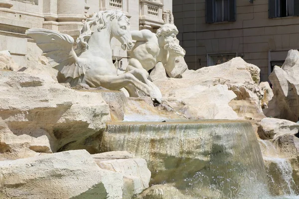 Roma, İtalya - 18 Nisan 2019: Ünlü Trevi Çeşmesi (Fontana di Trevi) ve Piazza Trevi, Roma civarındaki insanlar. Dahili 1762, Nicola Salvi tarafından tasarlanan.