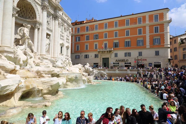 Roma, İtalya - 18 Nisan 2019: Ünlü Trevi Çeşmesi (Fontana di Trevi) ve Piazza Trevi, Roma civarındaki insanlar. Dahili 1762, Nicola Salvi tarafından tasarlanan.
