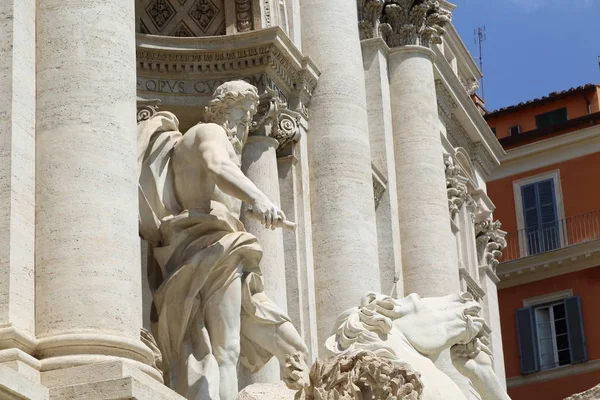 Roma, İtalya - 18 Nisan 2019: Ünlü Trevi Çeşmesi (Fontana di Trevi) ve Piazza Trevi, Roma civarındaki insanlar. Dahili 1762, Nicola Salvi tarafından tasarlanan.