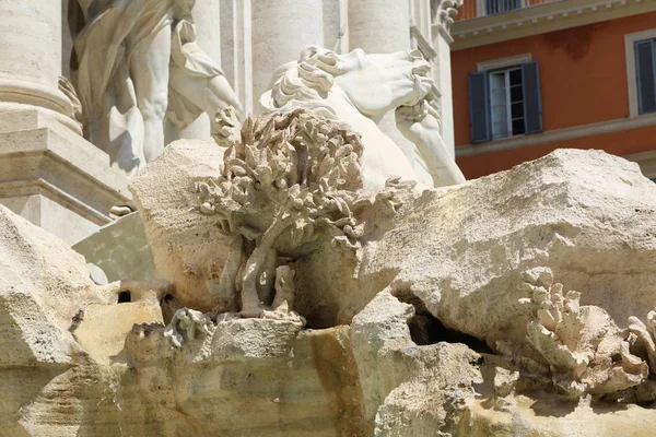 Roma, İtalya - 18 Nisan 2019: Ünlü Trevi Çeşmesi (Fontana di Trevi) ve Piazza Trevi, Roma civarındaki insanlar. Dahili 1762, Nicola Salvi tarafından tasarlanan.