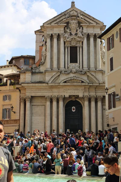Roma, İtalya - 18 Nisan 2019: Ünlü Trevi Çeşmesi (Fontana di Trevi) ve Piazza Trevi, Roma civarındaki insanlar. Dahili 1762, Nicola Salvi tarafından tasarlanan.