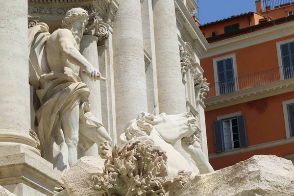 Roma, İtalya - 18 Nisan 2019: Ünlü Trevi Çeşmesi (Fontana di Trevi) ve Piazza Trevi, Roma civarındaki insanlar. Dahili 1762, Nicola Salvi tarafından tasarlanan.