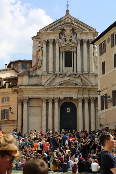 Roma, İtalya - 18 Nisan 2019: Ünlü Trevi Çeşmesi (Fontana di Trevi) ve Piazza Trevi, Roma civarındaki insanlar. Dahili 1762, Nicola Salvi tarafından tasarlanan.