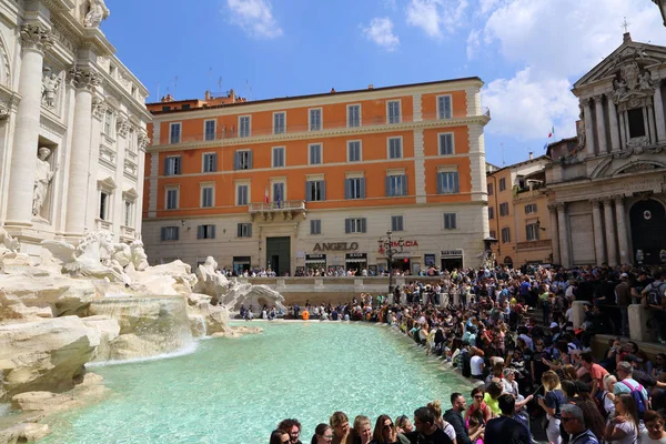 Roma, İtalya - 18 Nisan 2019: Ünlü Trevi Çeşmesi (Fontana di Trevi) ve Piazza Trevi, Roma civarındaki insanlar. Dahili 1762, Nicola Salvi tarafından tasarlanan.