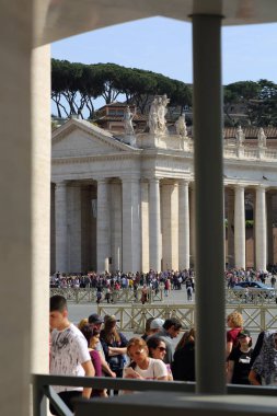 Vatikan, Roma, İtalya - 18 Nisan 2019: Turistler Roma, İtalya'daki St.Peter Bazilikası ve Vatikan meydanlarını ziyaret etti.