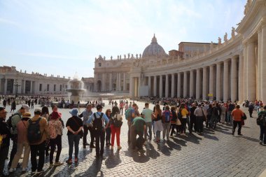 Vatikan, Roma, İtalya - 18 Nisan 2019: Turistler Roma, İtalya'daki St.Peter Bazilikası ve Vatikan meydanlarını ziyaret etti.