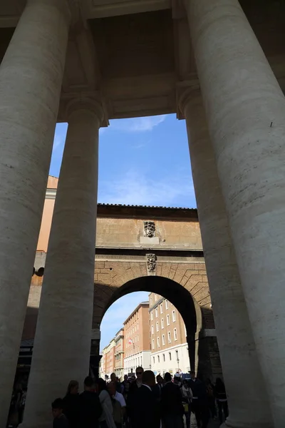 バチカン ローマ イタリア 2019年4月18日 観光客がローマ イタリアのサンピエトロ大聖堂とバチカン広場を訪問 — ストック写真