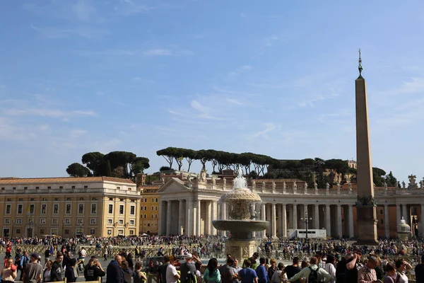 梵蒂冈 意大利 2019年4月18日 游客参观意大利罗马的圣彼得大教堂和梵蒂冈广场 — 图库照片