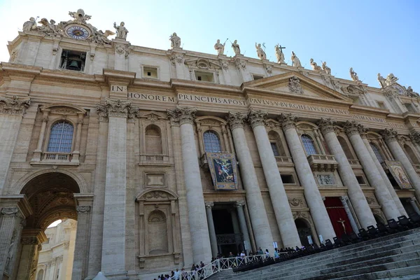 Vaticano Roma Italia Aprile 2019 Turisti Visitano Basilica San Pietro — Foto Stock