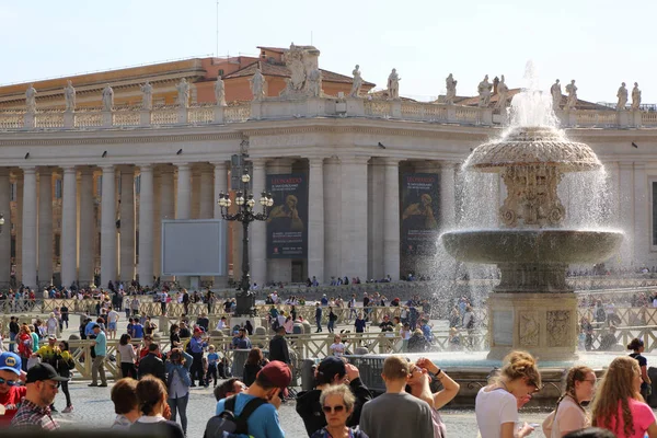 梵蒂冈 意大利 2019年4月18日 游客参观意大利罗马的圣彼得大教堂和梵蒂冈广场 — 图库照片