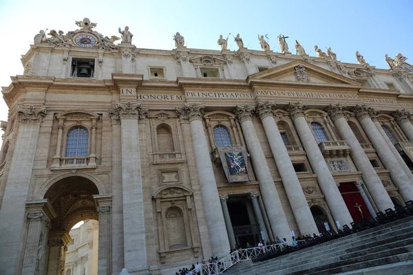 Vaticano Roma Italia Aprile 2019 Turisti Visitano Basilica San Pietro — Foto Stock