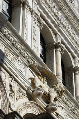 Venedik, İtalya - 20 Nisan 2019: Doge Palace'ın dış detayları (dış).