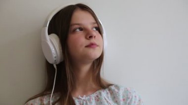 Genç kız kulaklıkla müzik dinliyor