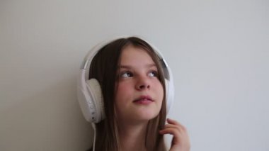 Genç kız kulaklıkla müzik dinliyor