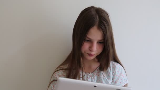 Menina Adolescente Tablet — Vídeo de Stock