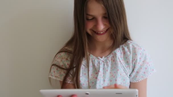 Genç Kız Tablet — Stok video