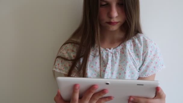 十代の少女とタブレット — ストック動画
