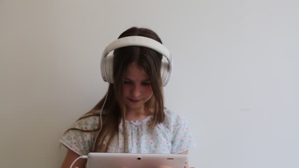 Девочка Подросток Слушает Музыку Наушниках — стоковое видео