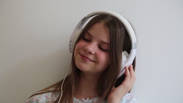 Adolescente Chica Escuchar Música Con Auriculares — Vídeo de stock