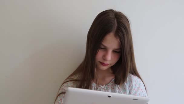 Teenie Mädchen Und Das Tablet — Stockvideo