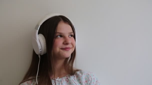 Teen Girl Listen Music Singing — Stock Video