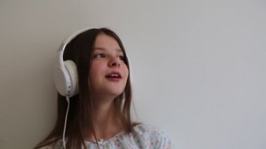 Genç kız müzik dinlemek ve şarkı söylüyor 
