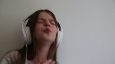 Genç kız müzik dinlemek ve şarkı söylüyor 