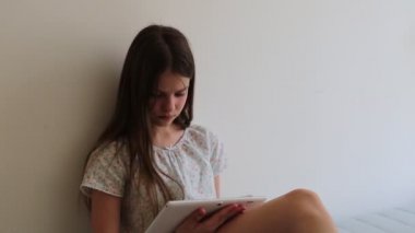 Genç kız ve tablet