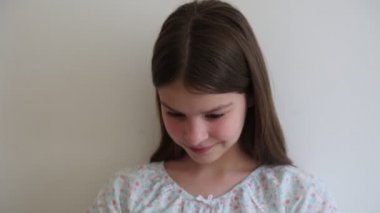 Genç kız ve tablet