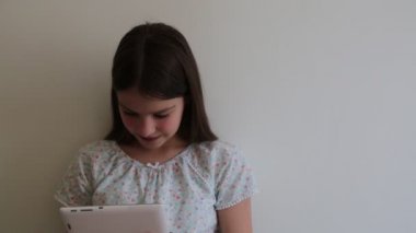 Kafkas genç kız ve tablet