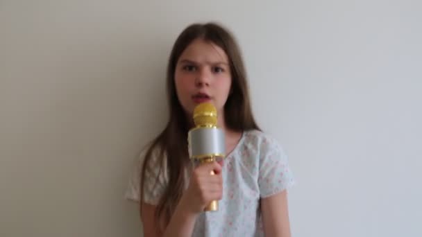 Adolescente Chica Escuchar Música Cantar — Vídeo de stock