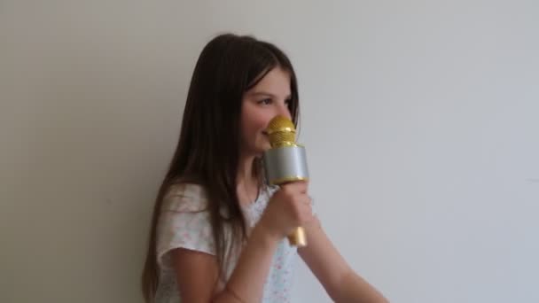 Tiener Meisje Luistert Naar Muziek Zingen — Stockvideo