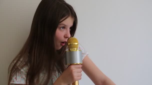 Adolescente Chica Escuchar Música Cantar — Vídeo de stock