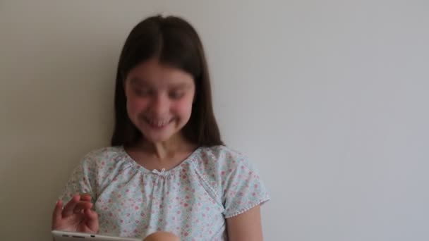 青少年女孩和平板电脑 — 图库视频影像