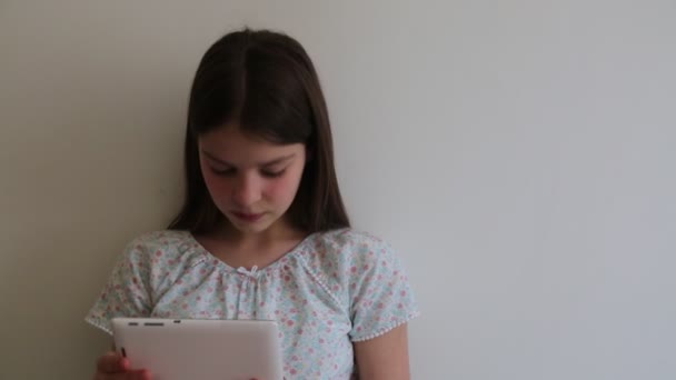 Kaukaski Teen Girl Tabletka — Wideo stockowe