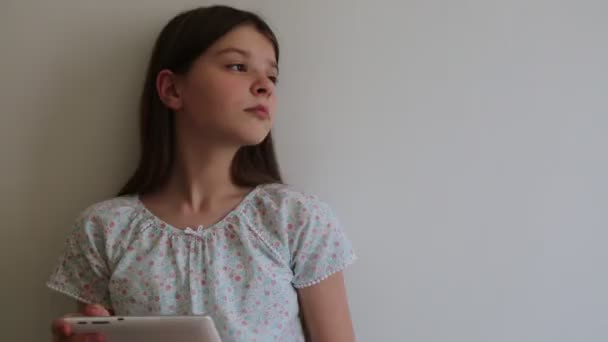 Caucasien Adolescent Fille Tablette — Video