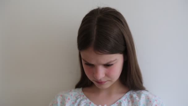 Καυκάσιος Έφηβος Κορίτσι Και Δισκίο — Αρχείο Βίντεο