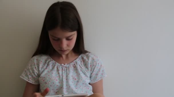 Kaukasische Teenager Mädchen Und Die Tablette — Stockvideo