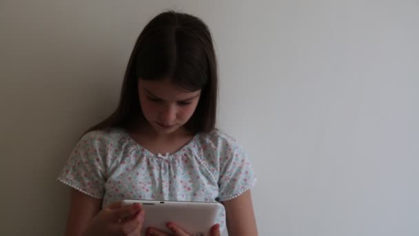 Девочка Подросток Читает Книгу — стоковое видео
