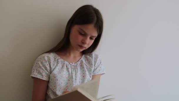 Tiener Meisje Het Lezen Van Een Boek — Stockvideo