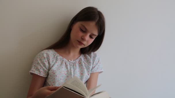 Adolescente Está Lendo Livro — Vídeo de Stock