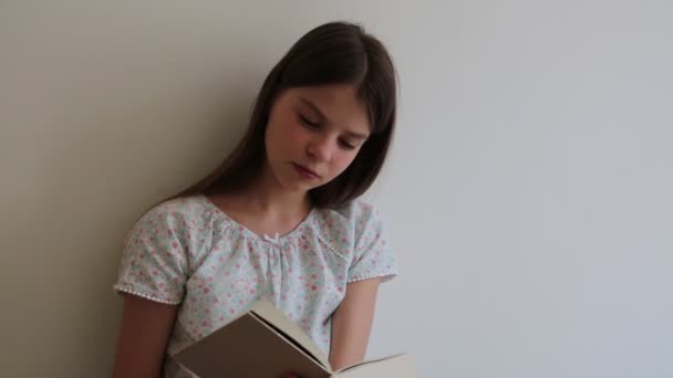 Teen Ragazza Sta Leggendo Libro — Video Stock